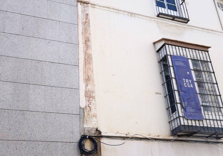 Urbanismo retira la farola que atornilló sobre unas pinturas murales barrocas en Carretería
